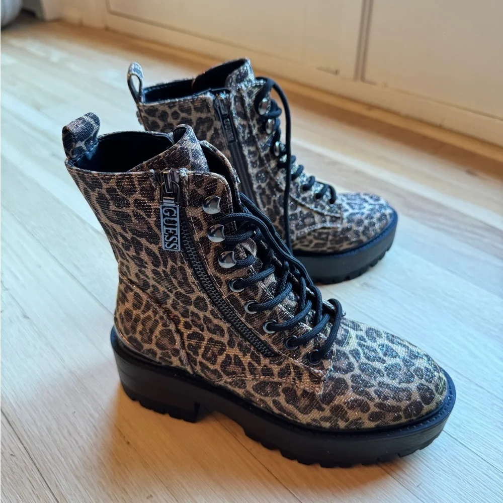 Brand NEW GUESS Women’s Fearne Lug Sole Lace Up Boots - Picture 2 of 4